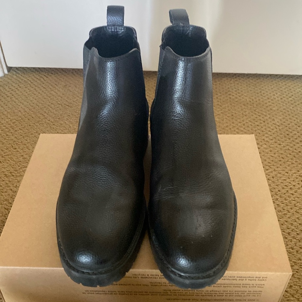Mens  pull on 9M leather upper vibram sole boots.